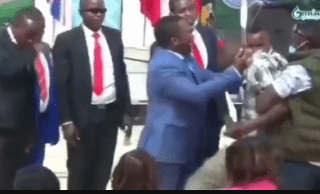 Hired man almost collapses after FAKE Pastor NG’ANG’A gave him a hot slap when performing a fake miracle-(VIDEO)