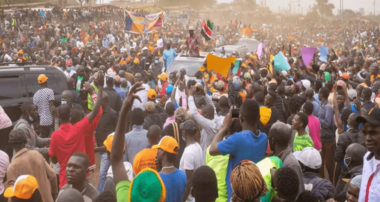 Shock,desperate RAILA ODINGA caught red-handed buying youths to attend his rally at Kamukunji yesterday