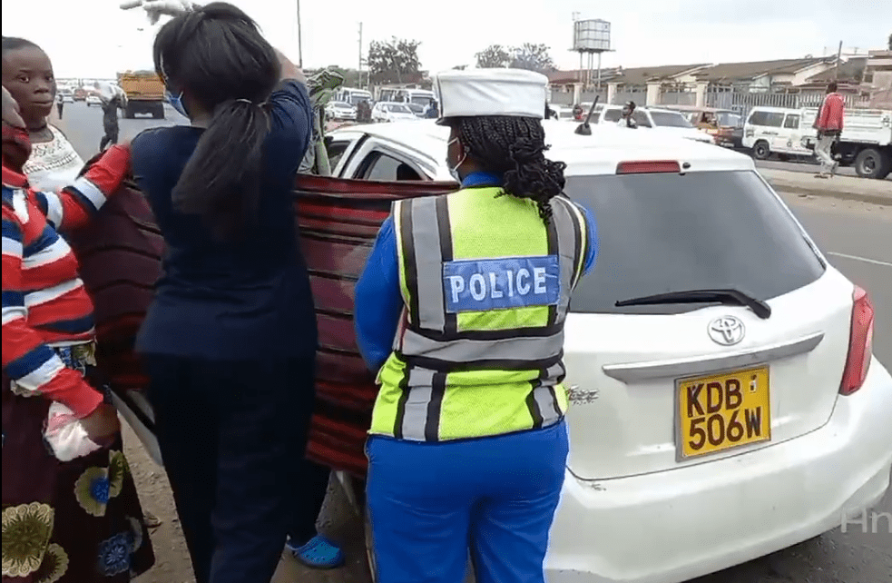 woman gives birth in a cab along Outering Road after hours in the traffic jam (VIDEO).