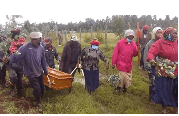 Uthamaki is a scam – See how Nyandarua residents are transporting deceased bodies due to bad roads (PHOTOs)